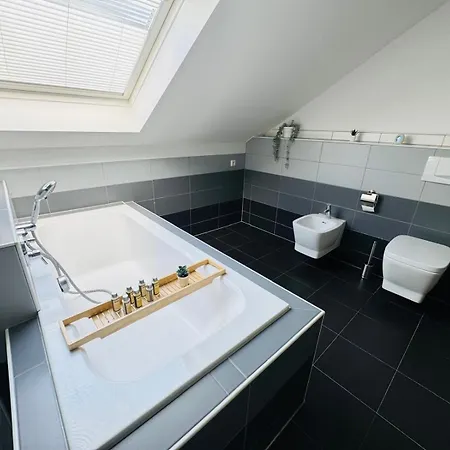 23-schoener Wohnen, Grosses Fuer 5-6 Personen In Super Lage *