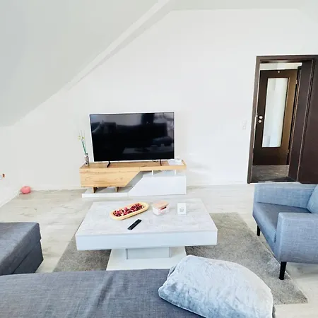 23-schoener Wohnen, Grosses Fuer 5-6 Personen In Super Lage דירה